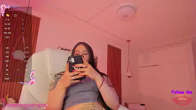 Snapshot of TiffanyWright chatting on February 14, 2025, 1:18 pm TiffanyWright online show from February 14, 2025, 1:18 pm