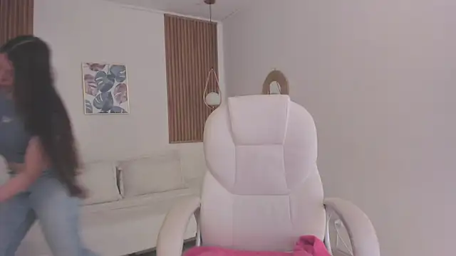 TiffanyWright online show from December 15, 2025, 1:26 pm