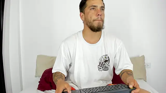 Snapshot of Beard_xox chatting on December 11, 2024, 9:34 pm Beard xox online show from December 11, 2024, 9:34 pm