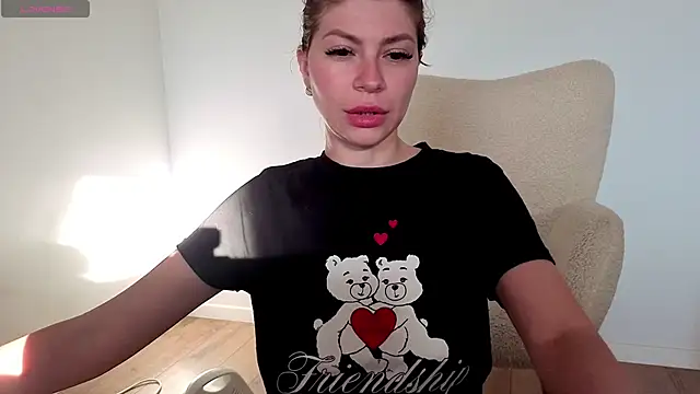 Jullyenn3 online show from May 4, 2026, 5:20 pm