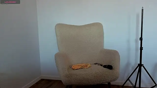 Jullyenn3 online show from May 14, 2026, 9:49 am