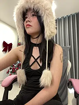 Snapshot of -rosiie- chatting on December 12, 2024, 2:15 am -rosiie- online show from December 12, 2024, 2:15 am