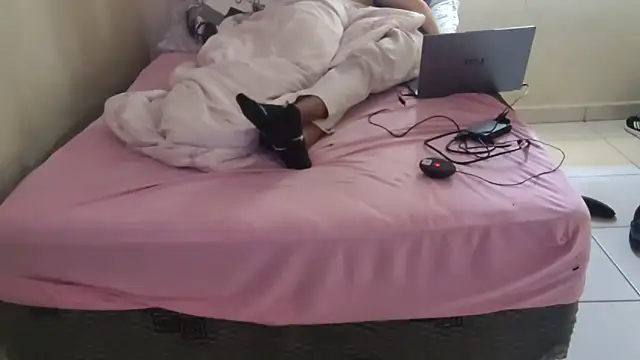 Snapshot of RenziTatte chatting on September 25, 2025, 6:11 pm RenziTatte online show from September 25, 2025, 6:11 pm