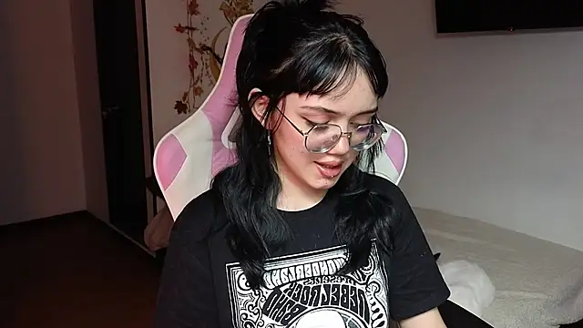 suzumi   online show from December 14, 2024, 4:42 pm