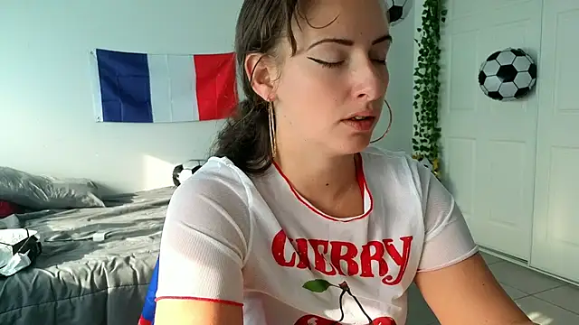 Snapshot of Sapphir3xoxo chatting on June 25, 2026, 12:31 pm Sapphir3xoxo online show from June 25, 2026, 12:31 pm