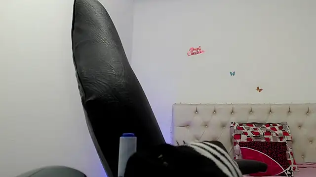 Snapshot of victoria_jones chatting on April 30, 2026, 1:17 pm victoria jones online show from April 30, 2026, 1:17 pm