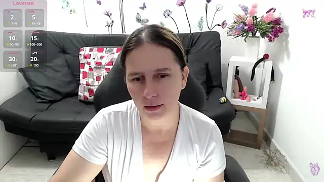Snapshot of victoria_jones chatting on May 2, 2026, 1:38 pm victoria jones online show from May 2, 2026, 1:38 pm