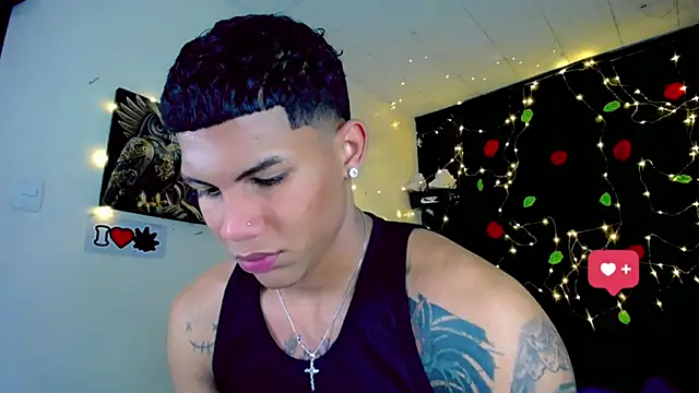 Snapshot of Damian_latinxxx chatting on January 8, 2025, 11:21 am Damian latinxxx online show from January 8, 2025, 11:21 am