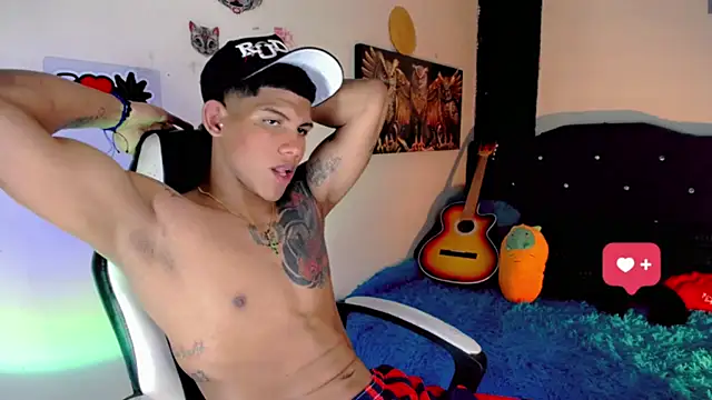 Snapshot of Damian_latinxxx chatting on January 15, 2025, 8:20 am Damian latinxxx online show from January 15, 2025, 8:20 am