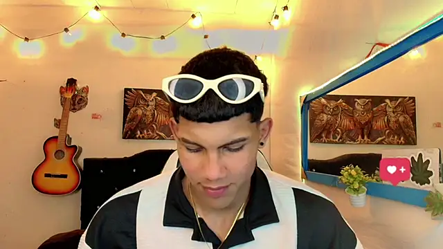 Snapshot of Damian_latinxxx chatting on February 8, 2025, 2:47 am Damian latinxxx online show from February 8, 2025, 2:47 am