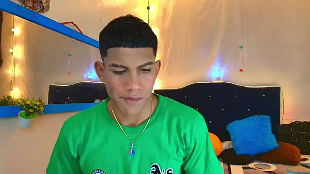 Snapshot of Damian_latinxxx chatting on February 14, 2025, 3:11 am Damian latinxxx online show from February 14, 2025, 3:11 am