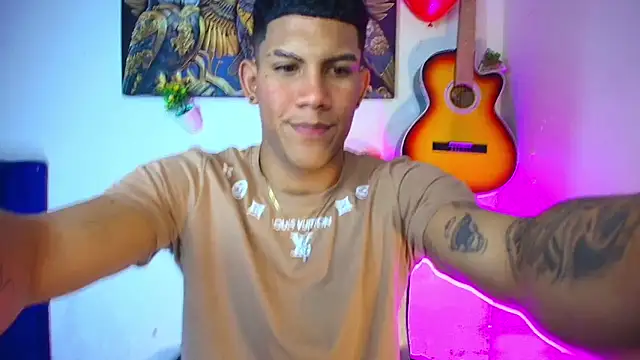 Snapshot of Damian_latinxxx chatting on February 15, 2025, 6:12 am Damian latinxxx online show from February 15, 2025, 6:12 am