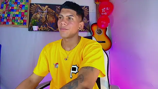 Snapshot of Damian_latinxxx chatting on February 15, 2025, 10:10 pm Damian latinxxx online show from February 15, 2025, 10:10 pm