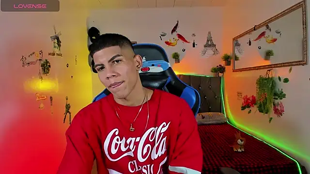 Snapshot of Damian_latinxxx chatting on October 6, 2025, 12:52 am Damian latinxxx online show from October 6, 2025, 12:52 am
