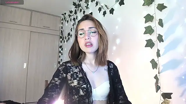 Snapshot of Sarah_Castillo_ chatting on January 24, 2025, 12:20 am Sarah Castillo online show from January 24, 2025, 12:20 am