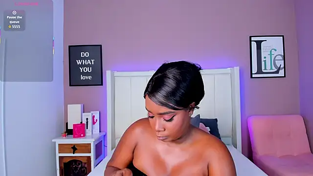 Britanymooree online show from November 12, 2025, 7:46 pm