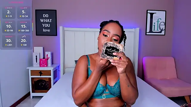 Britanymooree online show from December 18, 2025, 8:04 pm