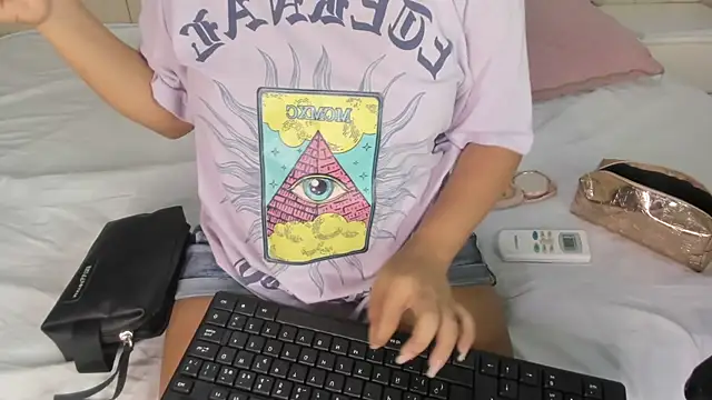 Littleolivia  online show from January 16, 2025, 1:14 pm