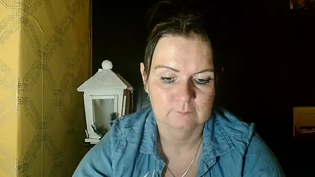 DoreenLips online show from December 6, 2024, 4:06 pm