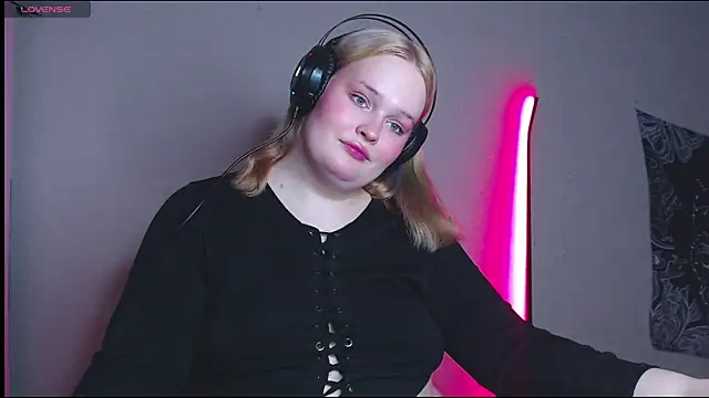 rozzhaos8 online show from November 7, 2025, 9:04 pm