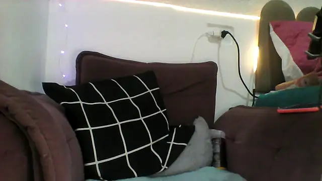 Snapshot of PollyCrush chatting on October 22, 2025, 11:37 pm PollyCrush online show from October 22, 2025, 11:37 pm