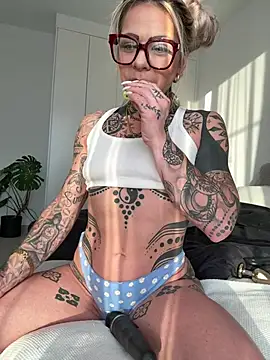 Divina X  online show from May 6, 2026, 4:12 pm