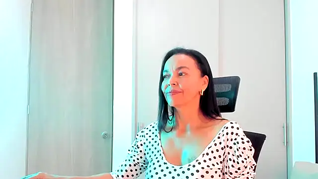 Evawalker  online show from September 28, 2025, 4:23 pm