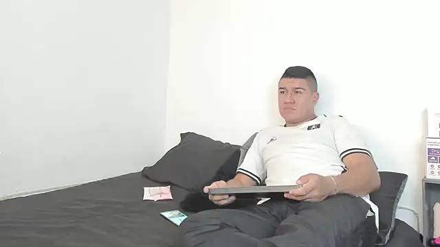 Snapshot of evanandsunny chatting on December 9, 2024, 6:46 pm evanandsunny online show from December 9, 2024, 6:46 pm