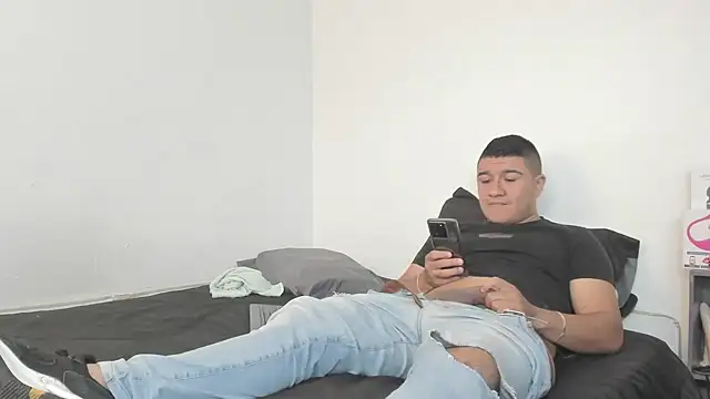 Snapshot of evanandsunny chatting on December 16, 2024, 4:16 pm evanandsunny online show from December 16, 2024, 4:16 pm