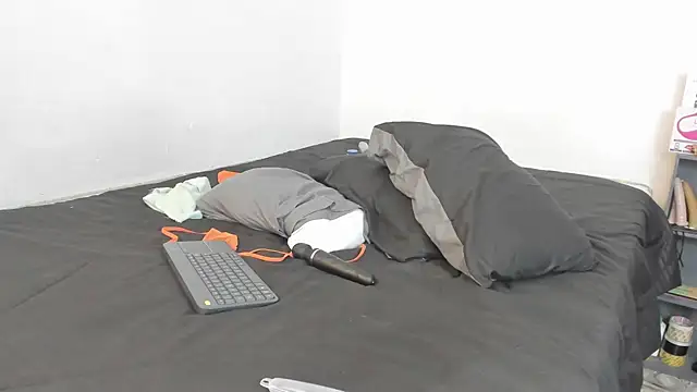 Snapshot of evanandsunny chatting on December 16, 2024, 7:21 pm evanandsunny online show from December 16, 2024, 7:21 pm