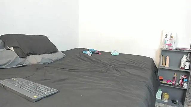 Snapshot of evanandsunny chatting on February 26, 2025, 10:42 pm evanandsunny online show from February 26, 2025, 10:42 pm