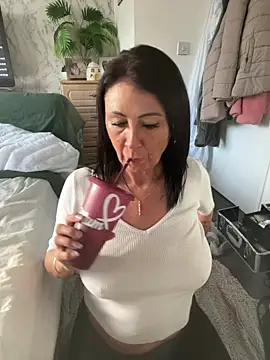 Naughtynanny75 online show from December 10, 2024, 1:22 pm