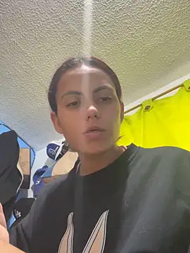 Snapshot of karolainvalentina chatting on October 27, 2025, 9:52 pm karolainvalentina online show from October 27, 2025, 9:52 pm