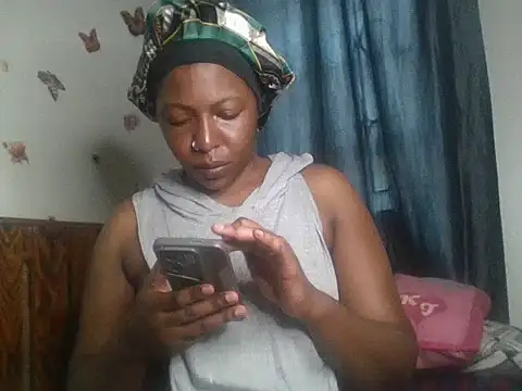 Snapshot of IAm_Katie chatting on October 13, 2025, 8:58 am IAm Katie online show from October 13, 2025, 8:58 am