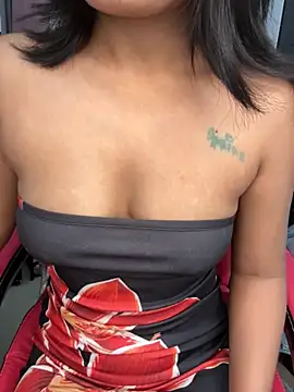 LeisyXO online show from November 22, 2025, 5:23 pm