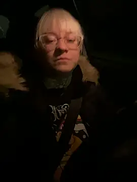 Snapshot of poussichienne chatting on February 17, 2026, 4:20 am poussichienne online show from February 17, 2026, 4:20 am