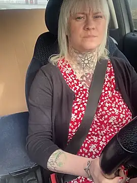 Snapshot of poussichienne chatting on February 26, 2026, 10:14 am poussichienne online show from February 26, 2026, 10:14 am