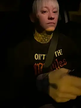 Snapshot of poussichienne chatting on March 3, 2026, 4:18 am poussichienne online show from March 3, 2026, 4:18 am