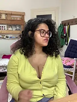 Snapshot of Curvydesifromgermany chatting on May 8, 2026, 7:36 am Curvydesifromgermany online show from May 8, 2026, 7:36 am