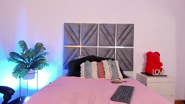 Laura Dicardy online show from September 22, 2025, 7:27 pm