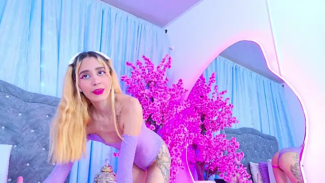 AuraRoss online show from December 3, 2024, 7:11 pm