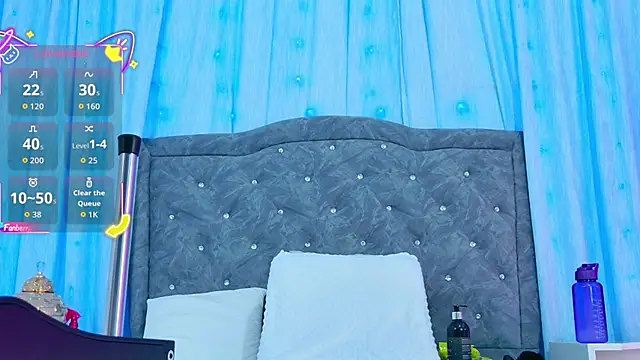 Snapshot of AuraRoss chatting on October 7, 2025, 7:11 pm AuraRoss online show from October 7, 2025, 7:11 pm