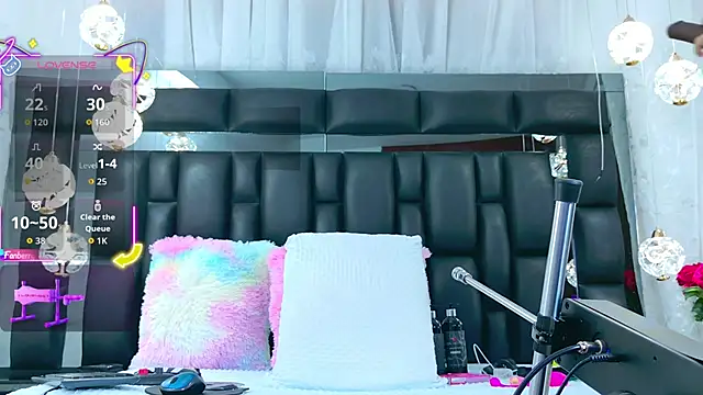 Snapshot of AuraRoss chatting on October 16, 2025, 7:04 pm AuraRoss online show from October 16, 2025, 7:04 pm