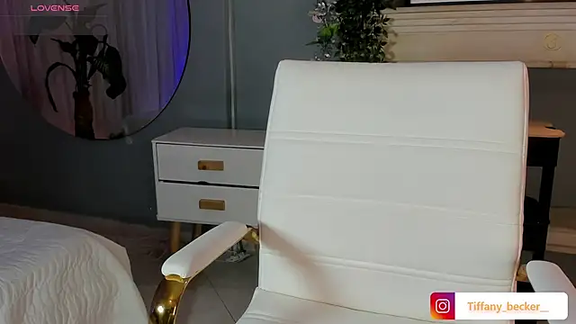 tiffany becker online show from December 2, 2025, 11:48 am