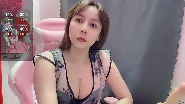 KellyPham22 online show from January 4, 2025, 5:37 pm