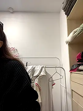 Snapshot of AnaWest chatting on October 3, 2025, 6:21 am AnaWest online show from October 3, 2025, 6:21 am