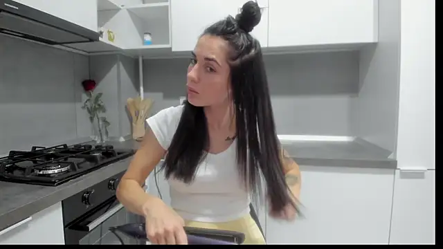 Snapshot of Emmapmg chatting on November 30, 2025, 12:36 am Emmapmg online show from November 30, 2025, 12:36 am