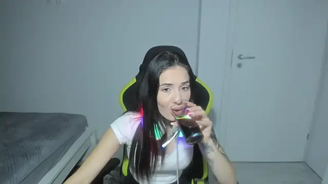 Snapshot of Emmapmg chatting on December 15, 2025, 6:34 pm Emmapmg online show from December 15, 2025, 6:34 pm