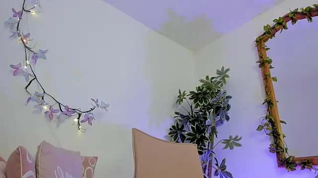 Snapshot of BonnieCute_ chatting on October 1, 2025, 12:27 am BonnieCute  online show from October 1, 2025, 12:27 am