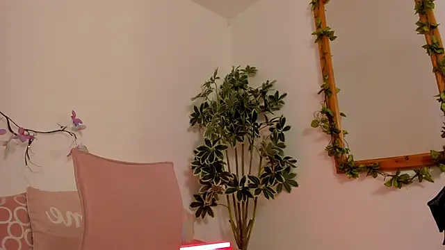 Snapshot of BonnieCute_ chatting on October 23, 2025, 12:32 am BonnieCute  online show from October 23, 2025, 12:32 am